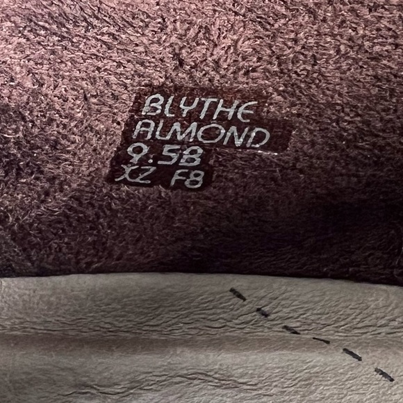 EARTH Blythe 9.5 Almond Slip on Tooled Weathered Leather loafer - Picture 3 of 8